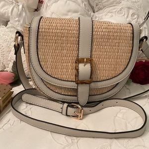 IZZY & ALI STYLISH & CHIC STRAW CROSSBODY BAG, LIKE NEW
